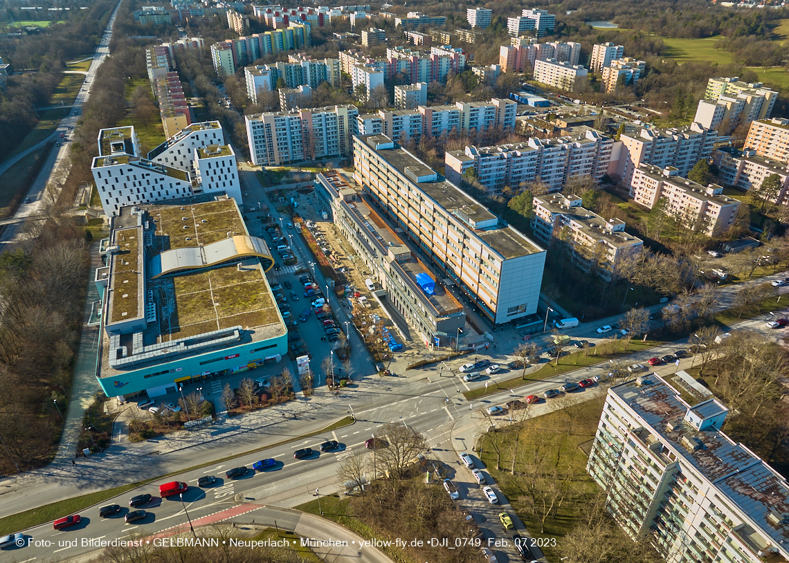 07.02.2023 - Luftbilder von der Montessori Schule im Plettzentrum Neuperlach